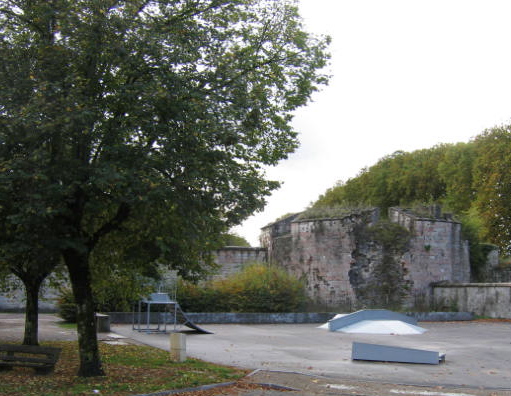 Auxonne: Medieval fortifications cum skateboard equipment