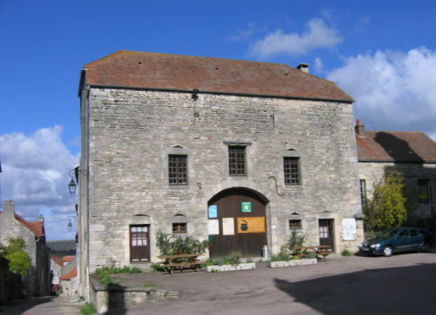 Flavigny town square