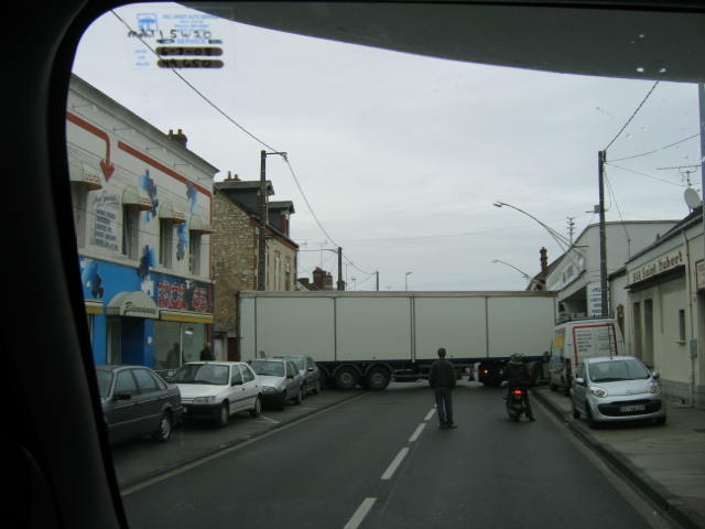 In Montargis: expert driver backing into alley