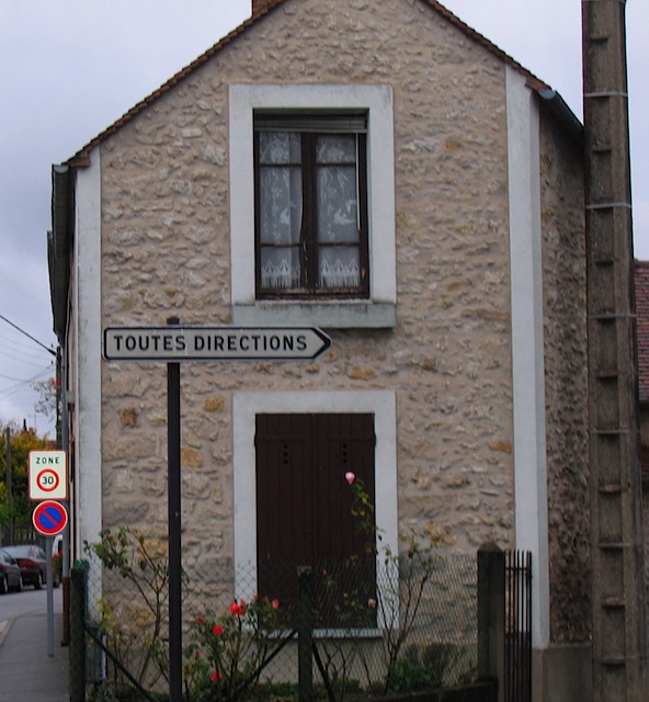 Less than helpful traffic sign in Moret-sur-Loing