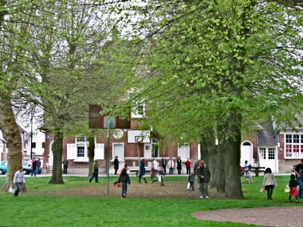 Easter egg hunt, Roupy churchyard