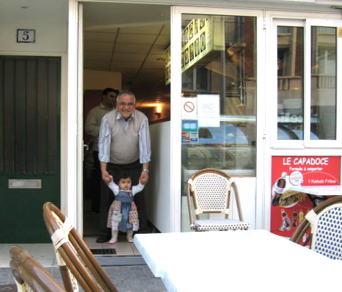 Waiter and his granddaughter, Amiens