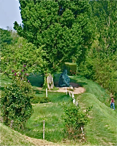 Path to strange large statue, Amboise